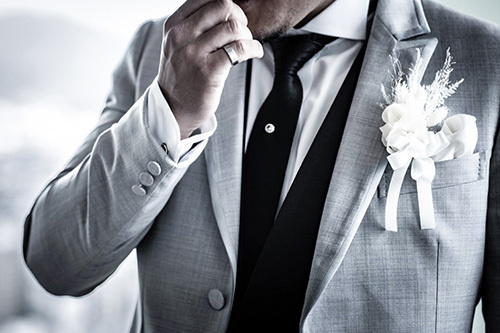 静岡市・富士市・沼津市のドレスショップ、フィーノの新郎の胸ポケットに入れるブートニア