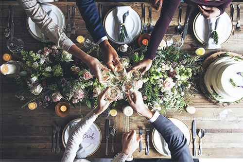 静岡市・富士市・沼津市のドレスショップ、フィーノの招待客と乾杯している新郎新婦