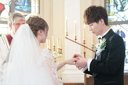 静岡市・富士市・沼津市のドレスショップ、フィーノの教会での新郎新婦の指輪交換