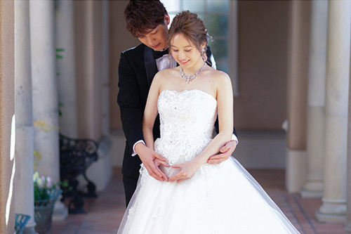 静岡市・富士市・沼津市のドレスショップ、フィーノの洋装の新郎と妊婦の新婦の記念写真