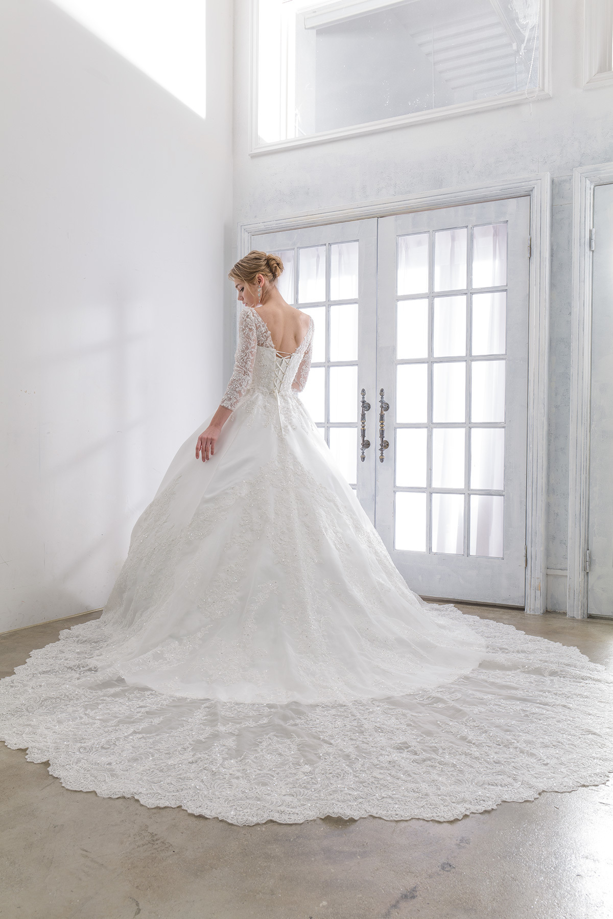 静岡市・富士市・沼津市のドレス専門店フィーノのウエディングドレス、イサムモリタMK-175の画像２