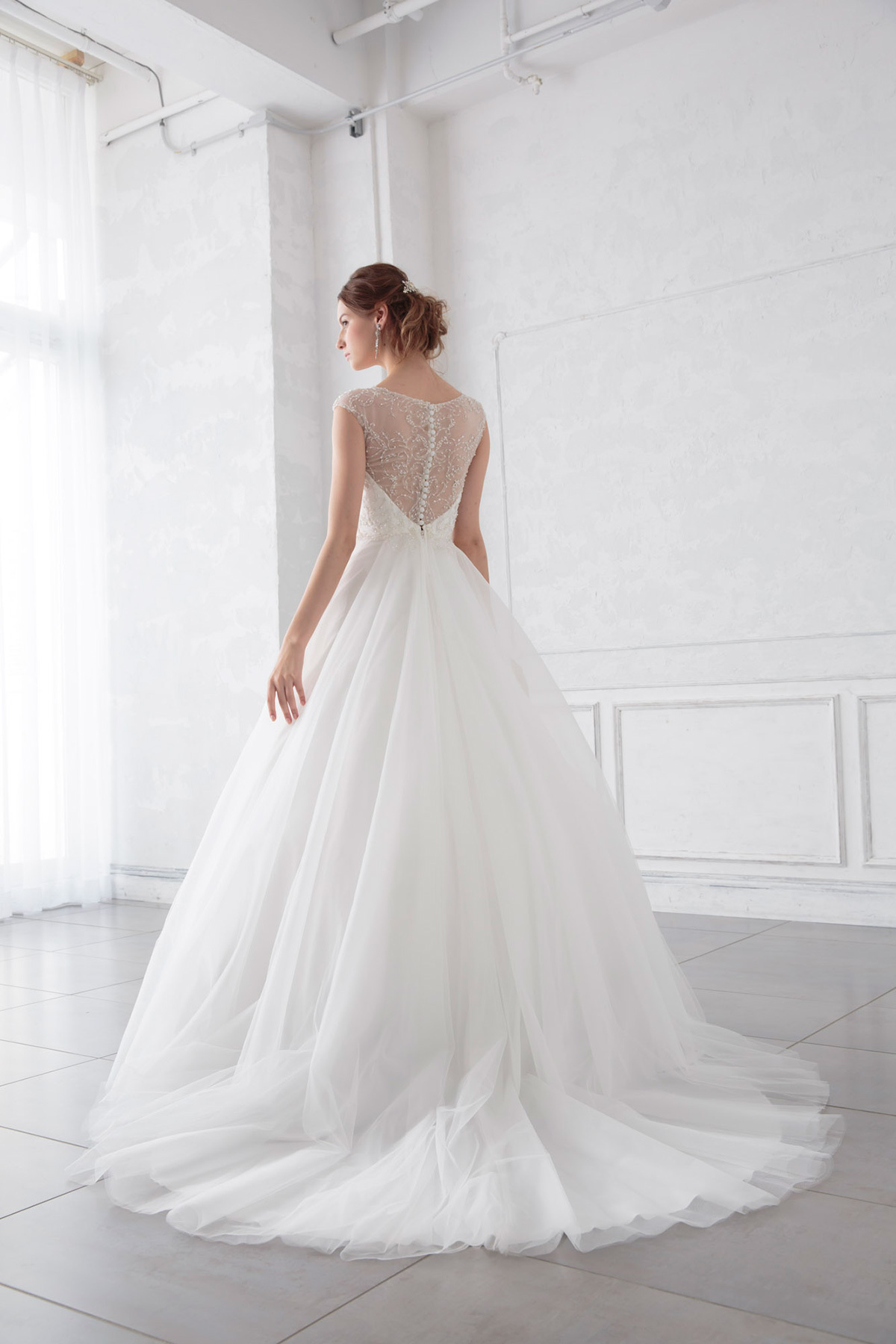 静岡市・富士市・沼津市のドレス専門店フィーノのウエディングドレス、イサムモリタIN-10の画像２