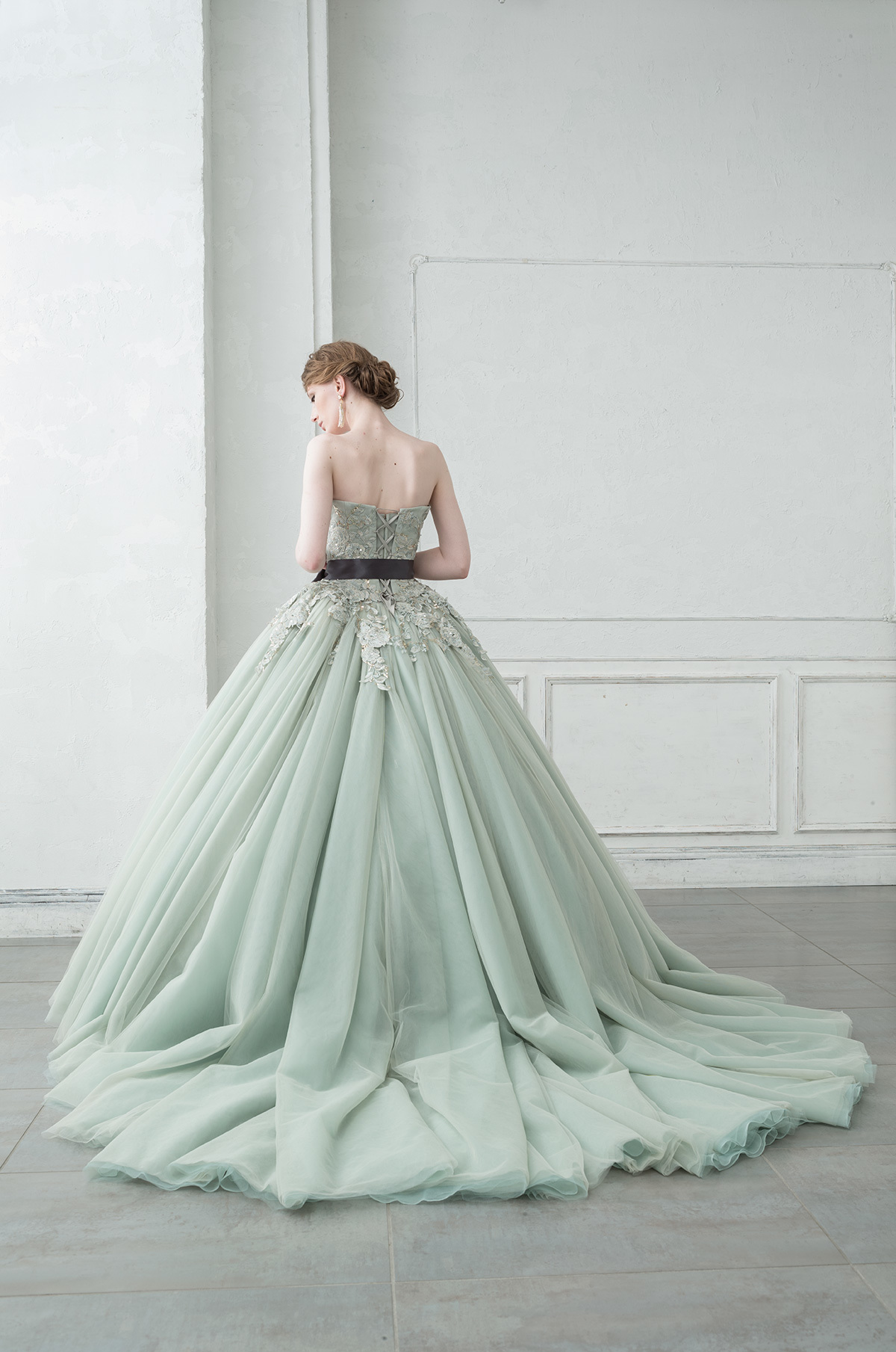 スモーキーグリーンの大人キレイなカラードレスです。 程よくアンニュイなカラーにビジューをあしらって、女性らしいエレガントなドレスラインも楽しめるテイストのオシャレなカラードレスです。 取り外し可能なショートジレはエレガントな総レース。上品でおとなしいイメージが特徴です。 シックなカラードレスなので同系色やグレー・ネイビーカラーのタキシードとの相性も抜群です！ シルエット：プリンセスライン 素材　　　：レース・チュール・ その他　　：レースジレ・リボンベルト４