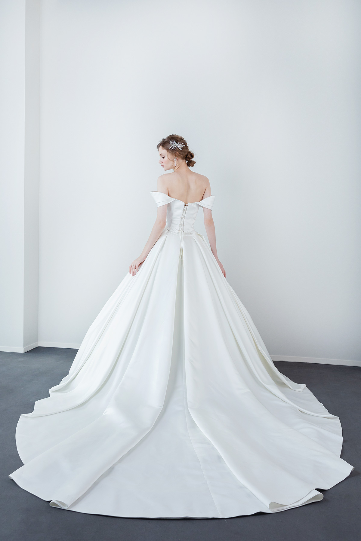 静岡市・富士市・沼津市のドレス専門店フィーノのウエディングドレス、イサムモリタIN-135の画像2