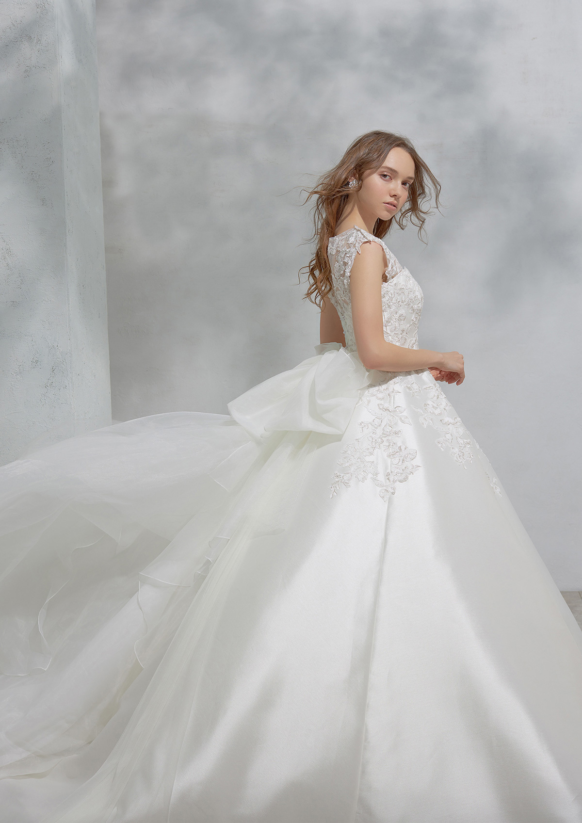 静岡市・富士市・沼津市のドレス専門店フィーノのウエディングドレス、フィーノリュクスFL-64の画像4