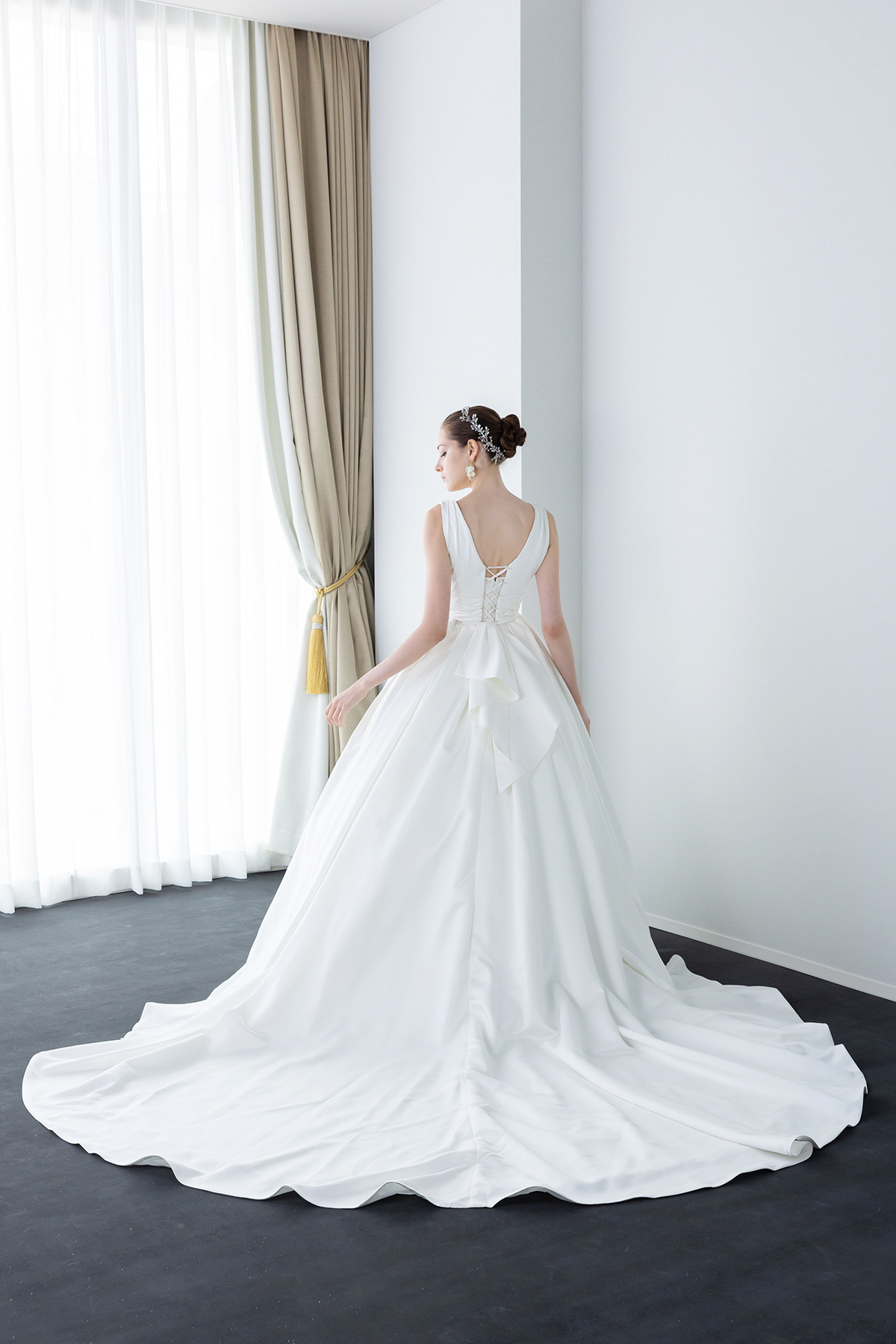 静岡市・富士市・沼津市のドレス専門店フィーノのウエディングドレス、イサムモリタIN-160(OW)2