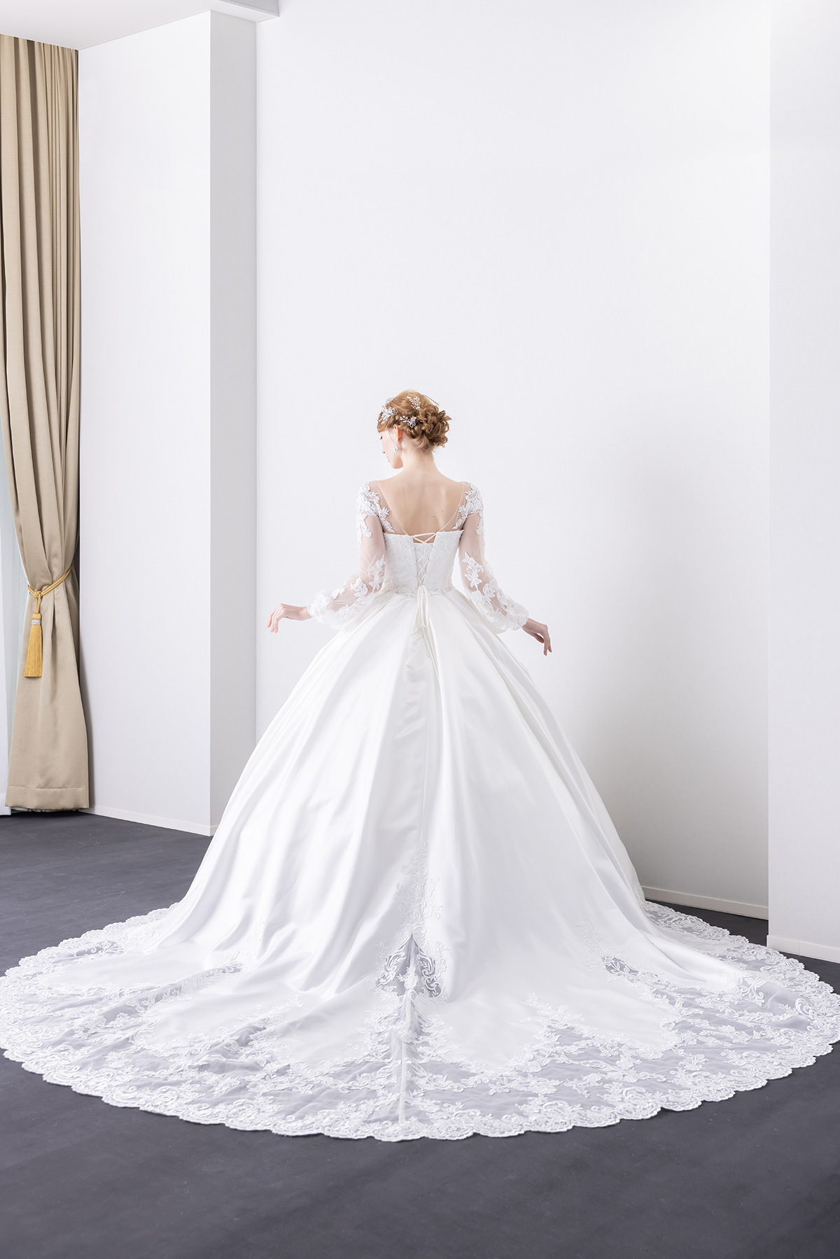 静岡市・富士市・沼津市のドレス専門店フィーノのウエディングドレス、イサムモリタIN-162(OW)4