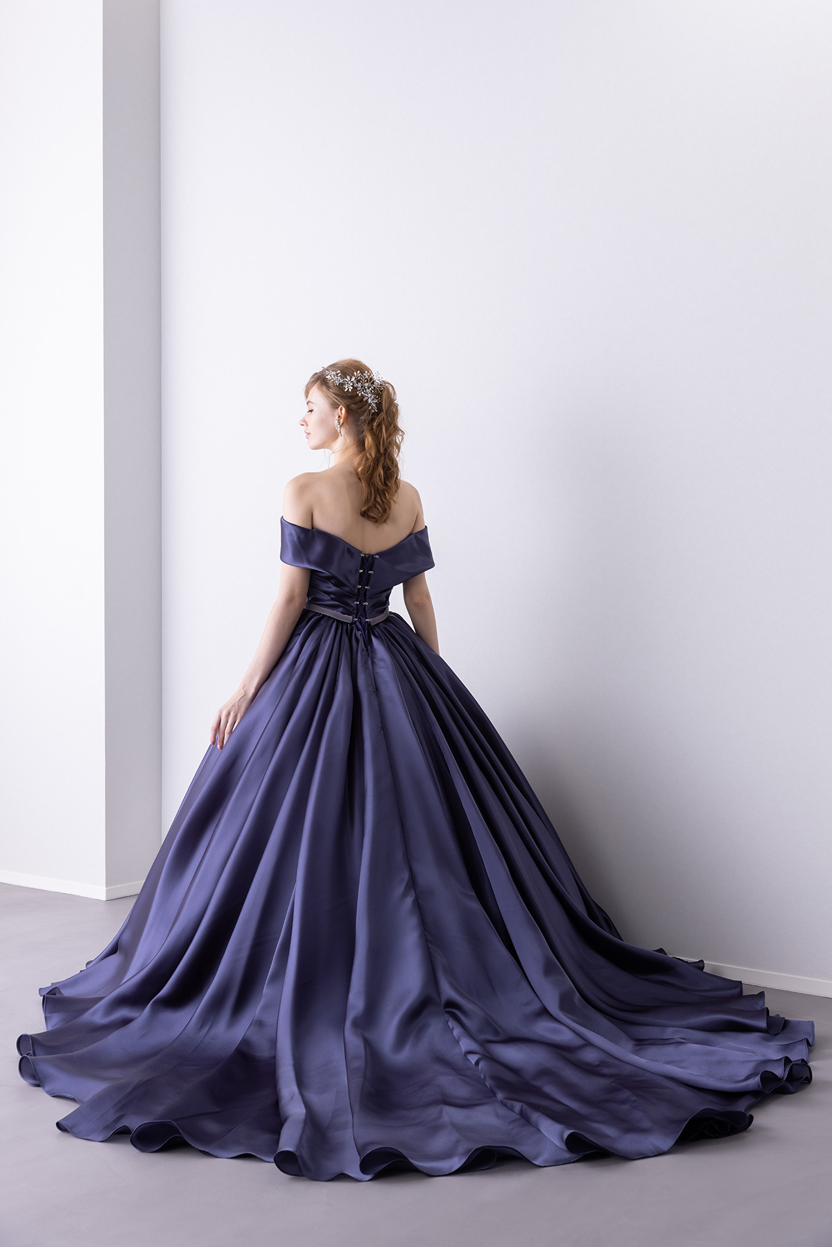 静岡市・富士市・沼津市のドレス専門店フィーノのウエディングドレス(カラードレス)、イサムモリタIC-147(MNB)2