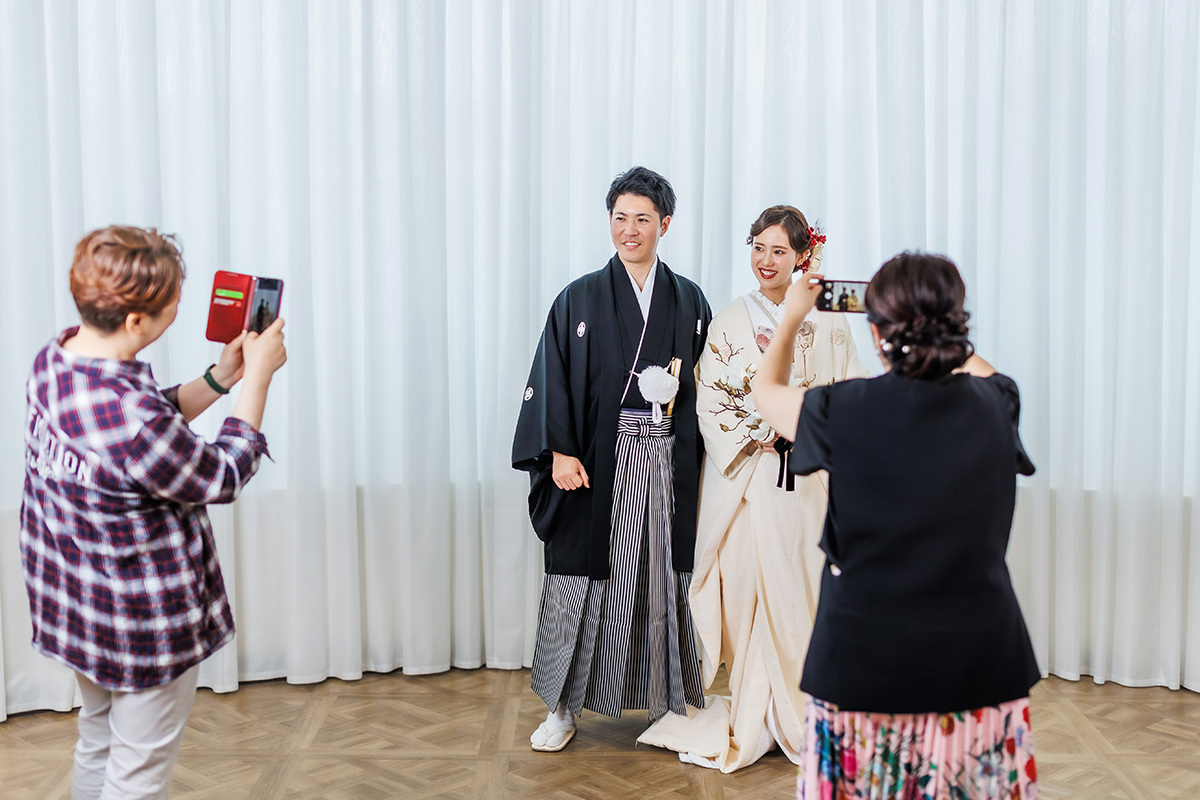 富士市のドレス専門店フィーノ富士店の９月のフィーノ富士店フェア和装体験会・和装イメージ新郎新婦と写真撮影